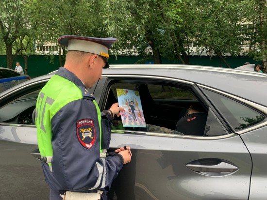 На юго-западе столицы госавтоинспекторы напомнили водителям о правилах перевозки детей