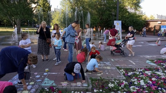 В парке 70-летия Победы провели конкурс рисунков на асфальте