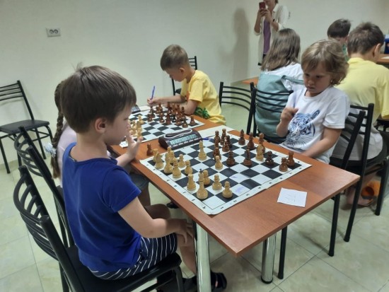 Ученики школы №1883 приняли участие в сборах шахматной школы «Надежды России» в Анапе