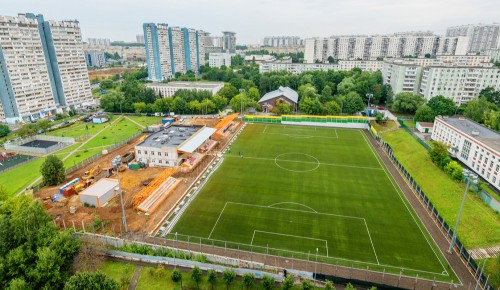 Строительство футбольного поля возобновили в районе Ясенево