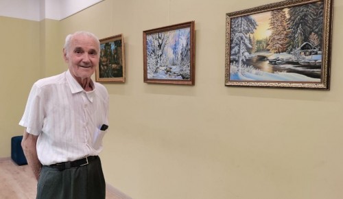 В ЦМД «Южное Бутово» рассказали про активиста, который украшает центр своими картинами