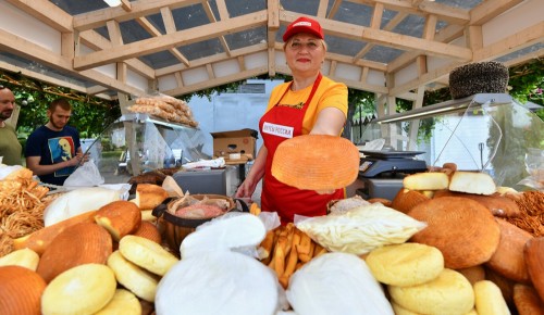 В Черемушках на фестивале «Вкусы России» можно приобрести сырокопченые деликатесы