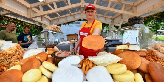 На площадках фестиваля «Вкусы России» в ЮЗАО можно попробовать ямальскую оленину и мягкие сыры