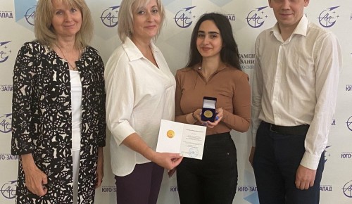 Выпускница отделения «Вавиловское» комплекса «Юго-Запад» получила золотую медаль за особые успехи