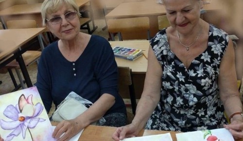 Школа №170 проводит уроки рисования для долголетов из Конькова