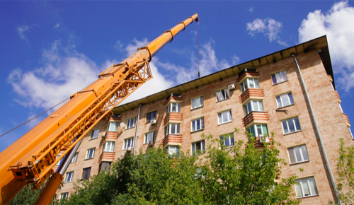 Петр Бирюков назвал сроки ремонта сгоревшей крыши дома на Ленинском проспекте