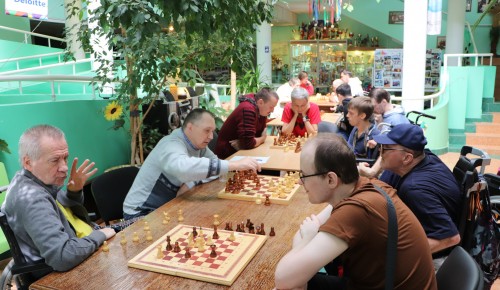 Участники соцдома «Зюзино» сыграли в шахматы на турнире в СД «Обручевский»