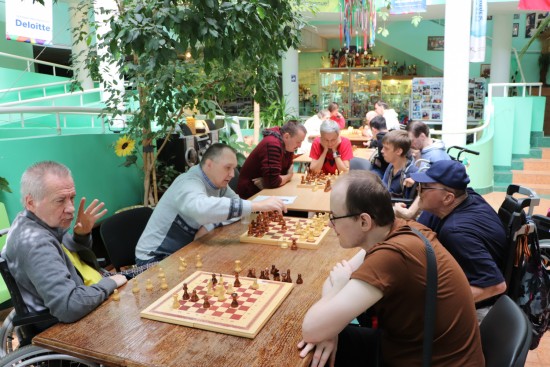 Участники соцдома «Зюзино» сыграли в шахматы на турнире в СД «Обручевский»