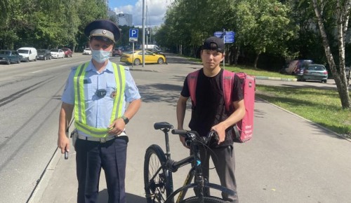 На юго-западе столицы велосипедистам напомнили о безопасности дорожного движения