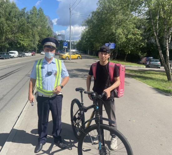 На юго-западе столицы велосипедистам напомнили о безопасности дорожного движения