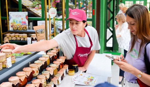 Жители Северного Бутова могут приобрести ягодные варенья и бальзамы на меду на фестивале «Московское варенье»