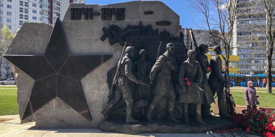 На портале mos.ru рассказали о памятнике народным ополченцам, установленном в Теплом Стане