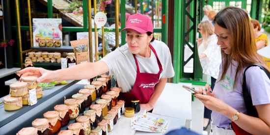 Жители Северного Бутова могут приобрести ягодные варенья и бальзамы на меду на фестивале «Московское варенье»