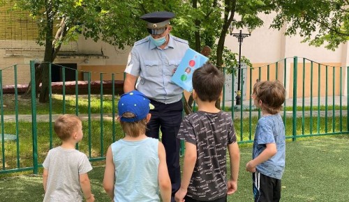 Профилактическую акцию «Двор без опасности» провели для детей автоинспекторы на юго-западе Москвы