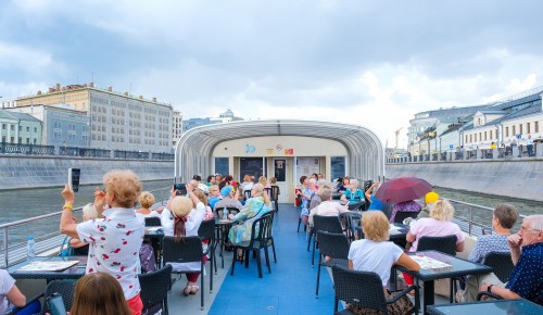 В сердце столицы. Участники «Московского долголетия» из Южного Бутова прокатились на речном трамвайчике