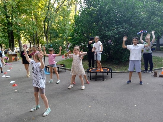 В Ломоновском районе провели спортивный праздник «Выходи во двор – поиграем!»