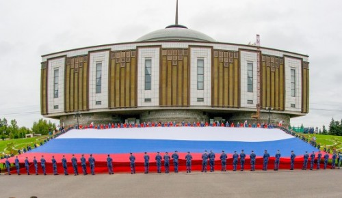 Празднование Дня флага в Москве завершится концертом на Поклонной горе