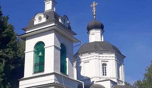Фасадам церкви Рождества Христова в Южном Бутове вернули исторический белый цвет