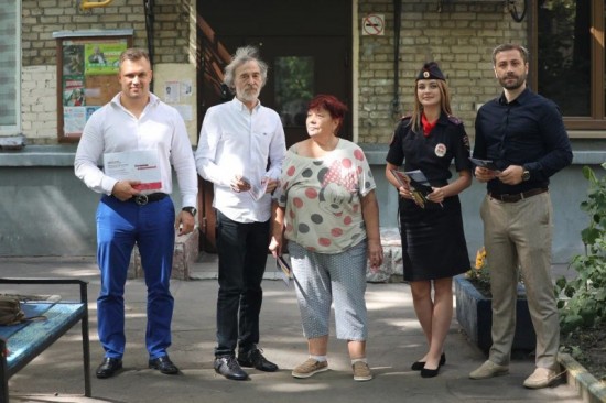 Общественники юго-запада совместно с полицейскими провели профилактическое мероприятие по дистанционному мошенничеству