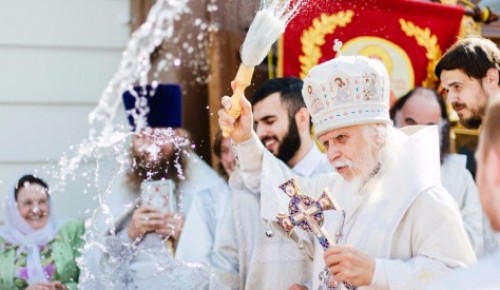 Священник храма святого праведного воина Феодора Ушакова освятил мед в ЦСПР «Роза ветров»