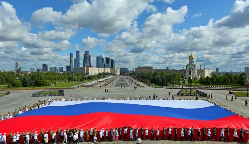 10 лучших учеников Кадетского корпуса им. Жукова торжественно подняли флаг России на Поклонной горе