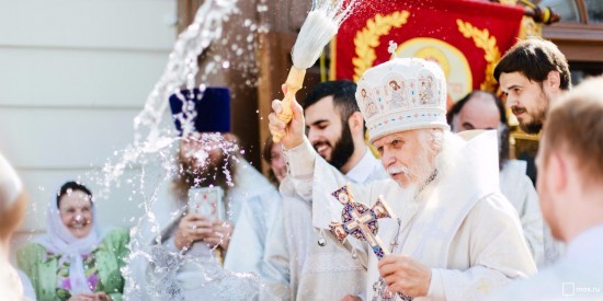 Священник храма святого праведного воина Феодора Ушакова освятил мед в ЦСПР «Роза ветров»