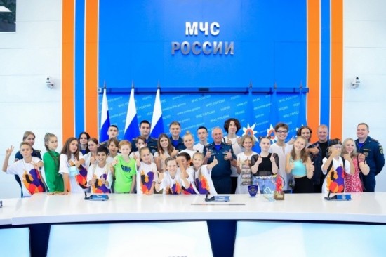 В Национальном центре управления в кризисных ситуациях МЧС России прошла экскурсия для молодых талантов
