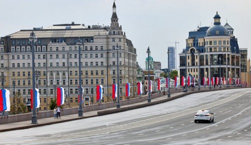 3000 человек приняли участие в патриотическом флешмобе «Самый длинный флаг» в Москве