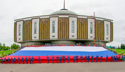 Более трех тысяч человек выстроились в «живую» карту России на Поклонной горе в День флага