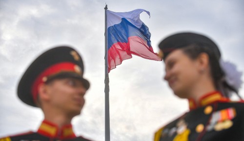 В День флага 3 тыс патриотов выстроились в «живую» карту России на Поклонной горе