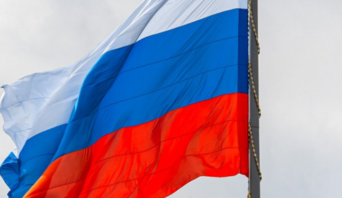 На Поклонной горе состоялось торжественное поднятие флага России
