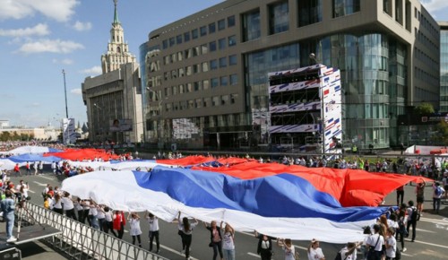 Патриотический флешмоб «Самый длинный флаг» прошел в Москве на Поклонной горе