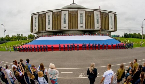 Волонтеры развернули российский триколор возле монумента Победы на Поклонной горе