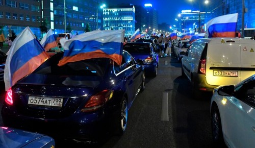 Ночной автопробег прошел по улицам Москвы ко Дню российского флага