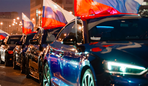 Более 300 машин выстроились в российский триколор и проехали по Садовому кольцу