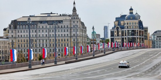 3000 человек приняли участие в патриотическом флешмобе «Самый длинный флаг» в Москве