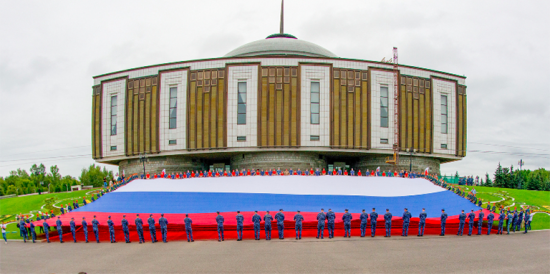 Более трех тысяч человек выстроились в «живую» карту России на Поклонной горе в День флага