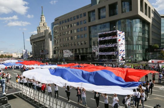 В Москве прошел патриотический флешмоб «Самый длинный флаг» с участием 3000 активистов