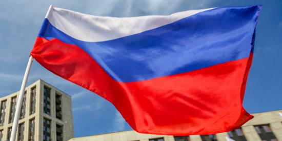 Участники флешмоба «Россия объединяет» развернули гигантский триколор на Поклонной горе