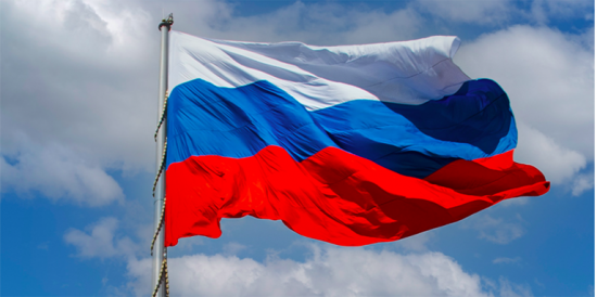 Волонтеры развернули российский триколор возле монумента Победы на Поклонной горе