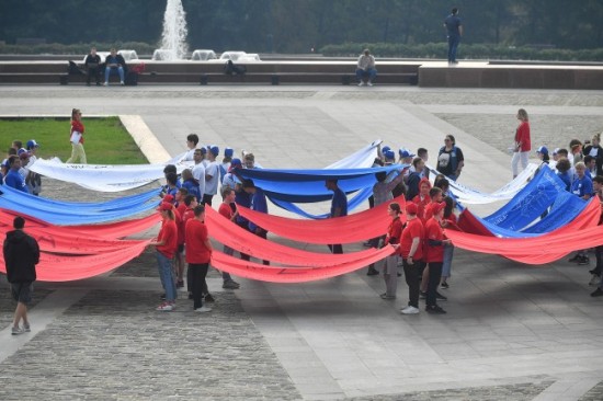 В День флага 3 тысячи патриотов выстроились в «живую» карту России на Поклонной горе