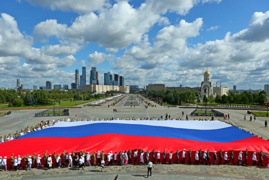 На Поклонной горе состоялось торжественное поднятие флага России