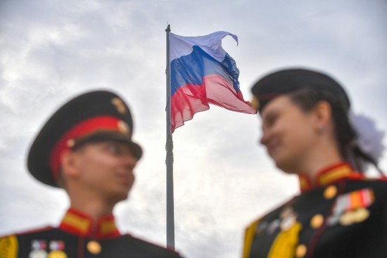 Более 3 тыс человек выстроились в «живую» карту России на Поклонной горе в День флага
