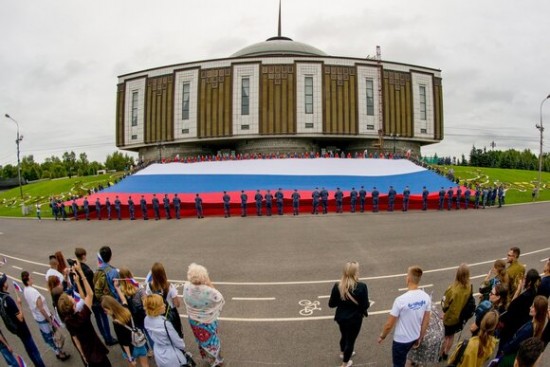 Участники флешмоба «Россия объединяет» развернули гигантский триколор на Поклонной горе