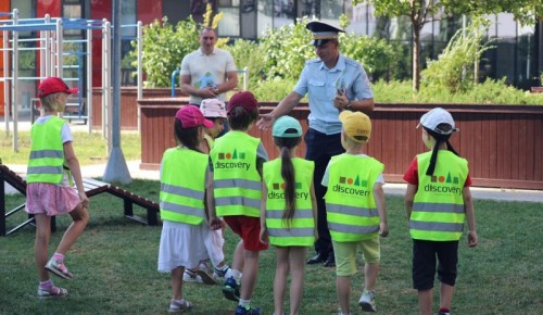 Госавтоинспекторы совместно с представителем Общественного совета на юго-западе Москвы провели зарядку для воспитанников одного из детских садов
