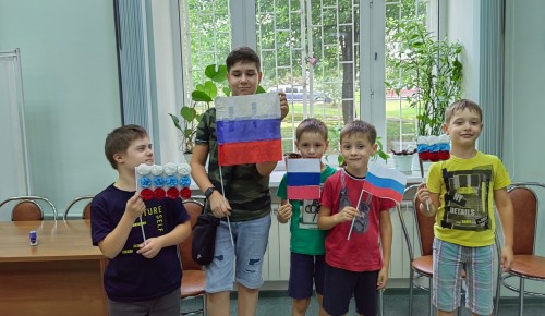 В Академическом районе провели мастер-класс «Флаг России» для детей с особенностями здоровья