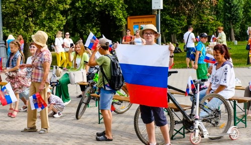 Песни и танцы: как в Воронцовском парке отметили День Государственного флага России