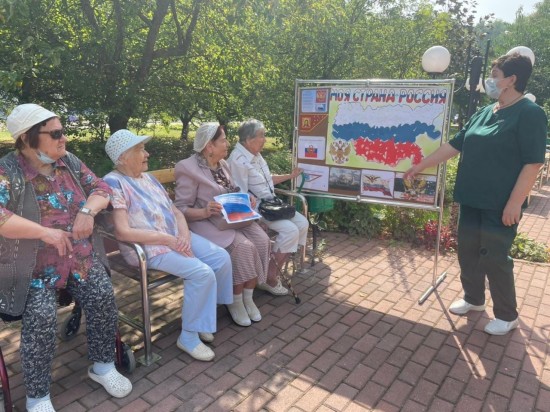 В геронтологическом центре «Тропарево» организовали цикл мероприятий ко Дню Государственного флага