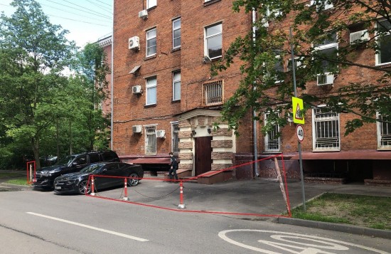 На улице Кржижановского демонтировали незаконные парковочные столбики