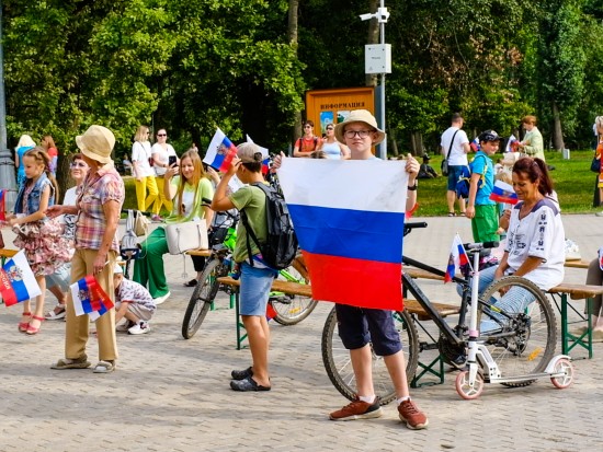 Песни и танцы: как в Воронцовском парке отметили День Государственного флага России